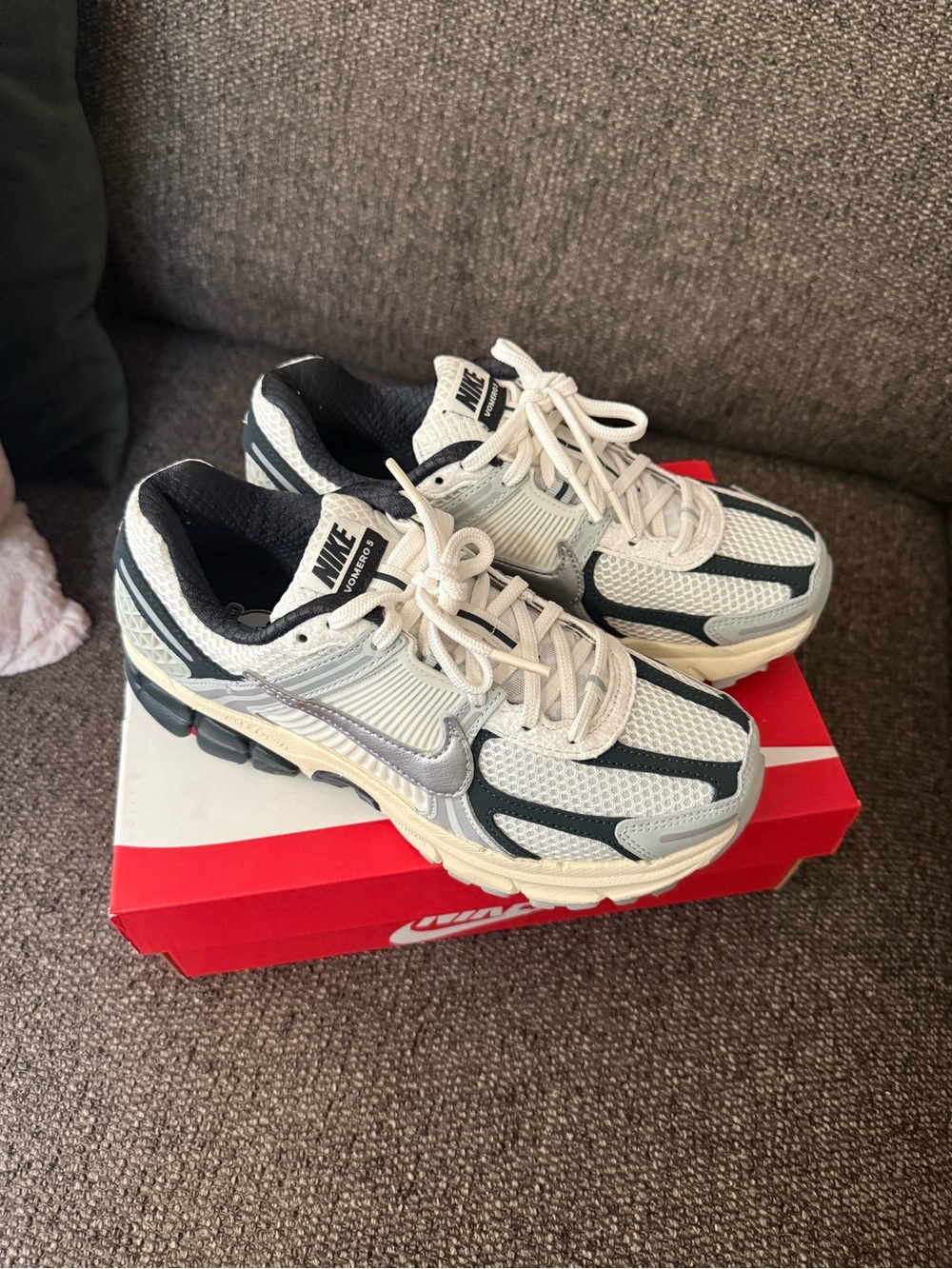 Nike Zoom Vomero 5 women size 7